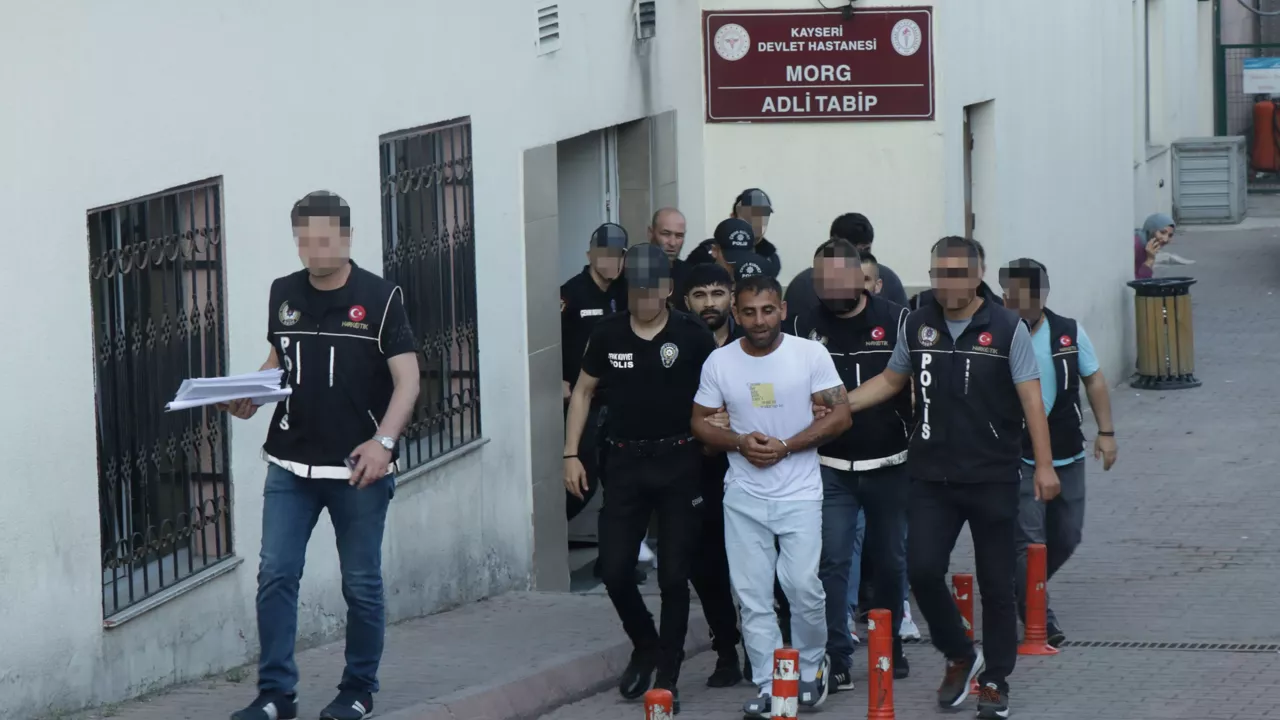 Kayseri'de 84 kapsül met yutan 2 kaçak yakalandı