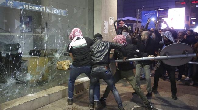 Lübnan'da halk bankalara tekrar saldırdı