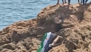 Antalya'da Suriyeliler, bayraklarıyla denize girdi