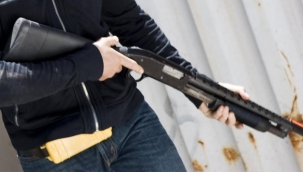 Antep'te bekçi, tüfekle gezen Suriyeliyi kovaladı