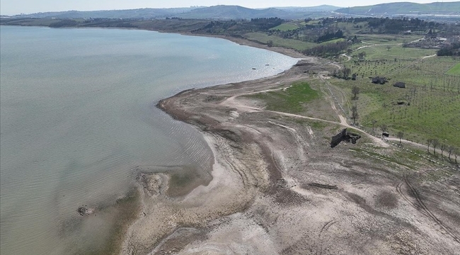 Büyükçekmece Gölü'nün suları çekilmeye başlıyor