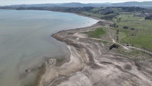 Büyükçekmece Gölü'nün suları çekilmeye başlıyor