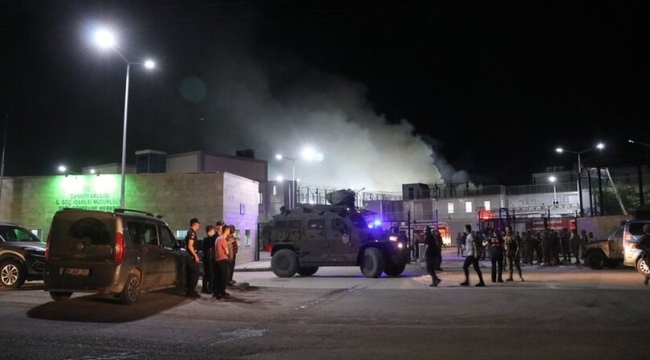Kaçaklar, Geri Gönderme Mrkz.'nde yangın çıkardı