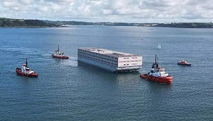 İngiltere, kaçaklar için yüzer kamp yaptı