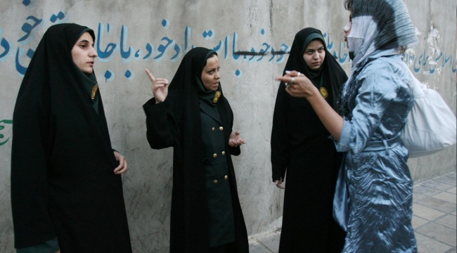 İran'da ahlak polisi geri döndü