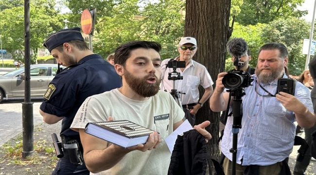 İsveç'teki genç İncil ve Tevrat yakmaktan vazgeçti