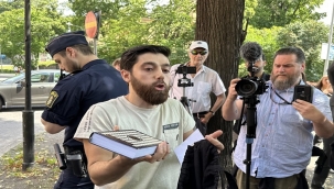 İsveç'teki genç İncil ve Tevrat yakmaktan vazgeçti