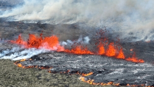 Reykjavik'de yanardağdan lav püskürüyor