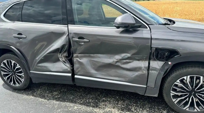 TOGG'a çarpan patpatın kazadan haberi yok!