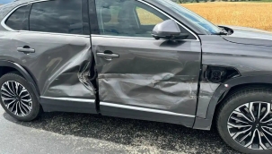 TOGG'a çarpan patpatın kazadan haberi yok!