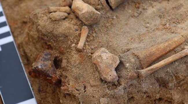 400 yıllık "mezara kilitlenmiş ceset" bulundu