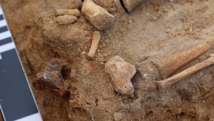 400 yıllık "mezara kilitlenmiş ceset" bulundu