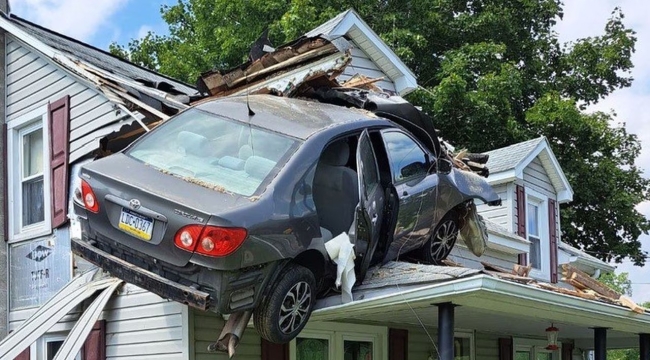 ABD'de otomobil bir evin 2. katına girdi