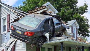 ABD'de otomobil bir evin 2. katına girdi