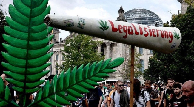 Almanya'da esrar içmeyi serbest kılan yasaya onay