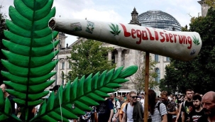 Almanya'da esrar içmeyi serbest kılan yasaya onay