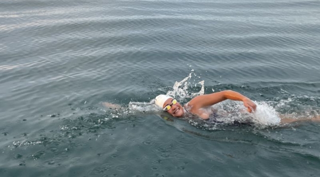 Aysu Türkoğlu, Kuzey Kanalı'nı yüzerek geçti