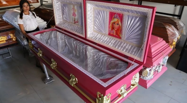 El Salvador'da Barbie temalı tabutlar satışa çıktı