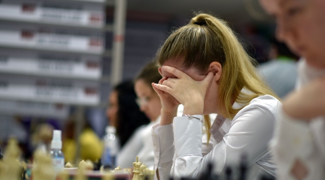 FIDE, transları kadın turnuvalarından çıkardı