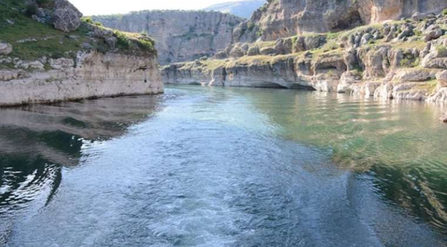 Fırat Nehri'ne giren baba ve oğul hayatını kaybetti