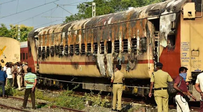 Hindistan'da yolcu treninde yangın: 10 can kaybı