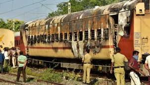 Hindistan'da yolcu treninde yangın: 10 can kaybı