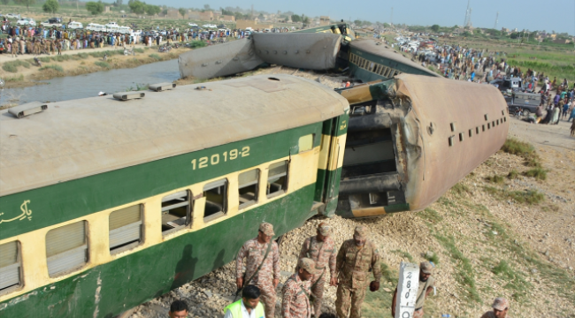 Pakistan'daki tren kazasında can kaybı 30 oldu