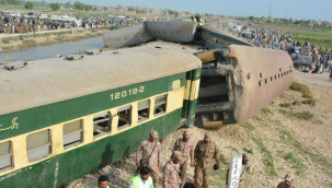 Pakistan'daki tren kazasında can kaybı 30 oldu