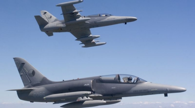 Ukrayna ordusunun 2 savaş uçağı havada çarpıştı