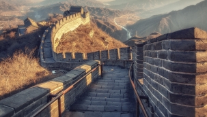 2 kişi kestirme yol için Çin Seddi'nde gedik açtı