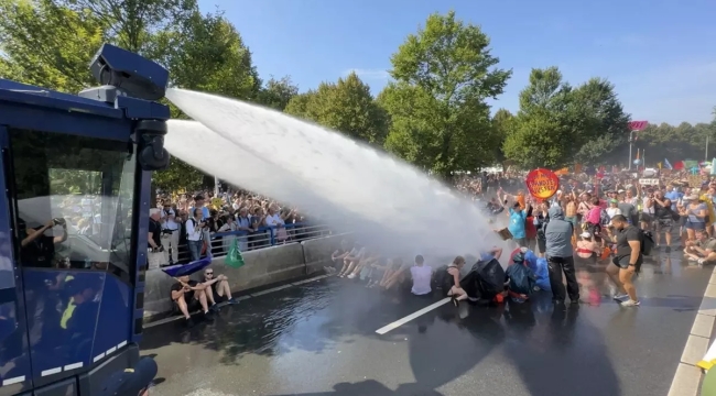 Hollanda'da 2 bin iklim aktivisti gözaltına alındı