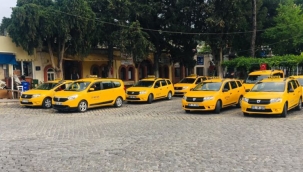 Foça'da ticari taksi ile sığıntı kaçakçılığı 