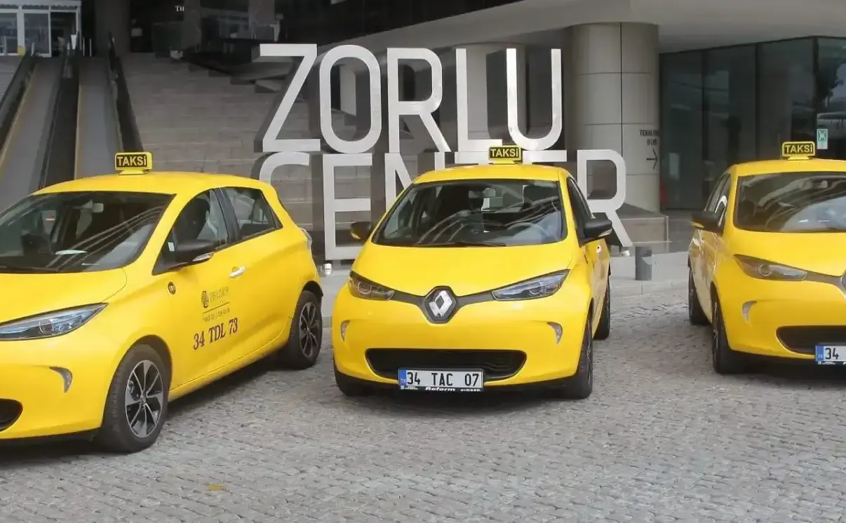 İstanbul taksicileri yolcu seçmeye devam ediyor