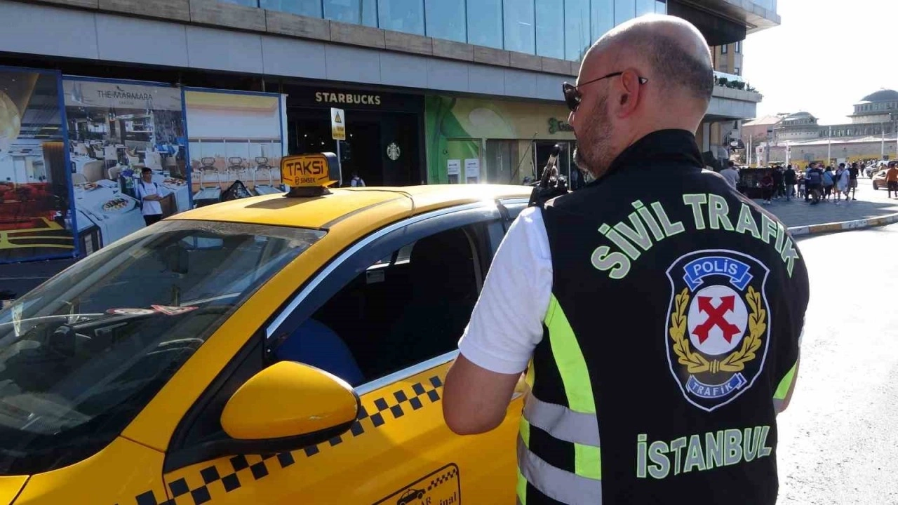 Taksim'de taksi denetimi: 4 taksi otoparka çekildi