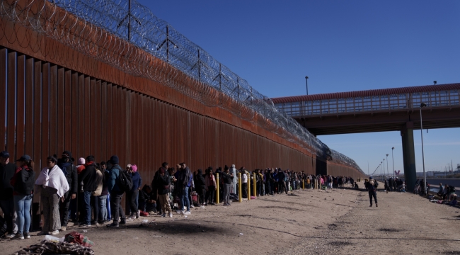 ABD, Meksika sınırına 32 km'lik duvar inşa edecek