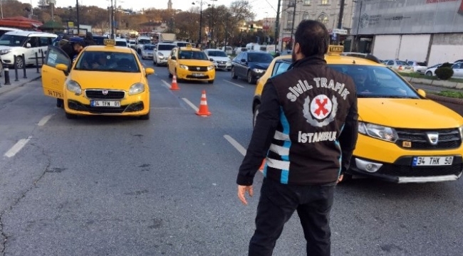 Eminönü'de sivil trafik ekiplerinden taksi denetimi