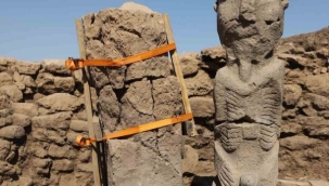 Göbeklitepe'de tarihteki ilk boyalı heykel bulundu