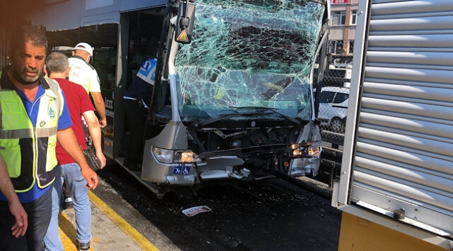 İstanbul'da iki metrobüs çarpıştı