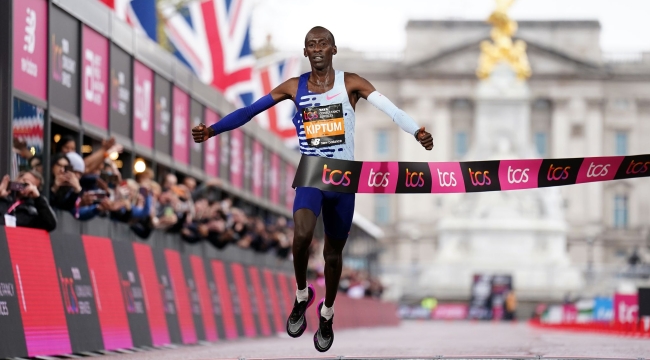 Kenyalı atlet maratonda dünya rekoru kırdı