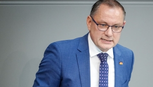 Tino Chrupalla miting öncesi saldırıya uğradı