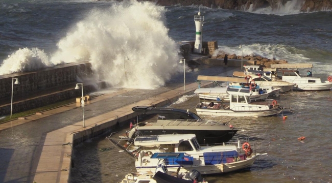 Antalya'da dev dalgalar bir tekneyi batırdı