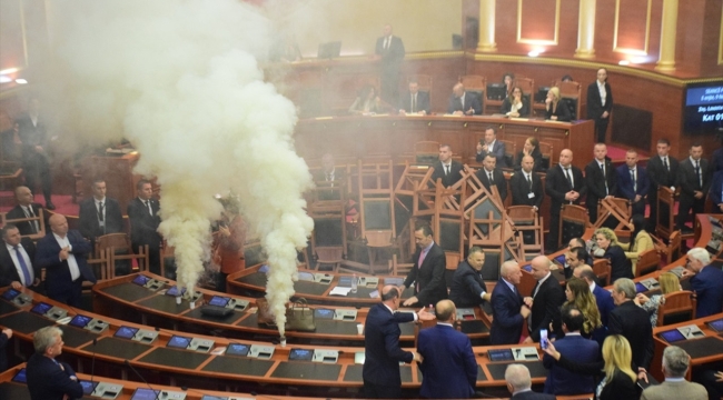 Arnavutluk'ta muhalefet, meclise sis bombası attı