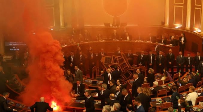 Arnavutluk'ta muhalefet, mecliste yangın çıkardı