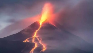 Etna Yanardağı yeniden lav püskürttü