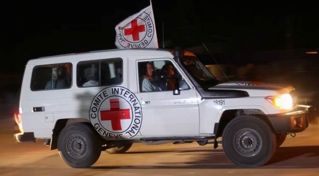Hamas, 17 rehineyi Kızılhaç'a teslim etti