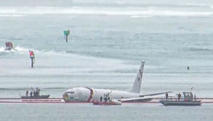 Hawaii'de 40 metrelik Donanma uçağı denize indi