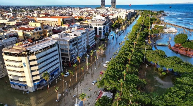  İskenderun'da caddeler ve sokaklar suya teslim