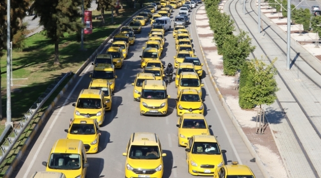 Antalya'daki korsan taksicilerden 7 dilde hizmet