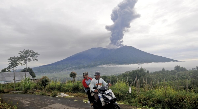 Merapi Yanardağı patladı: 11 can kaybı