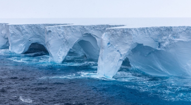 En büyük buzdağı A23a Antarktika'da sürükleniyor